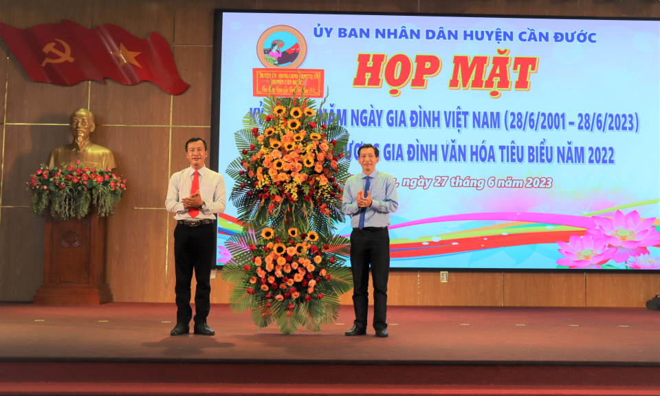 Cần Đước họp mặt kỷ niệm 22 năm Ngày Gia đình Việt Nam