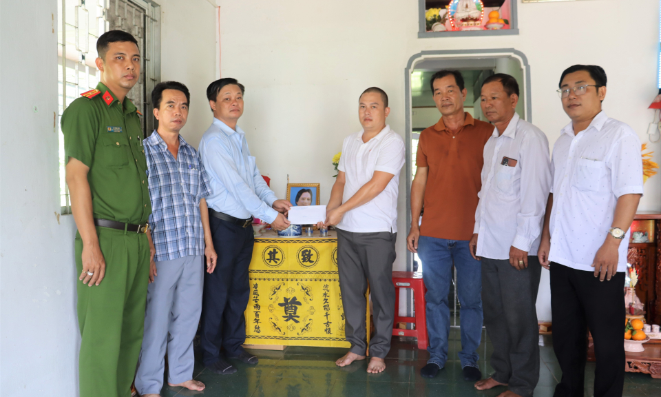 Cần Đước thăm hỏi, động viên gia đình có người tử vong do tai nạn giao thông
