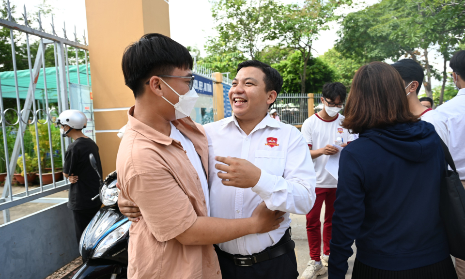 Bến Lức thí sinh phấn khởi sau khi hoàn thành bài thi môn Ngữ văn, Kỳ thi tốt nghiệp THPT Quốc gia 2023