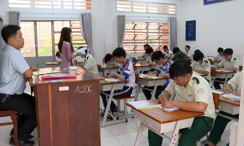 Sáng nay 28/6 , thí sinh làm bài thi môn đầu tiên tại Kỳ thi tốt nghiệp THPT 2023