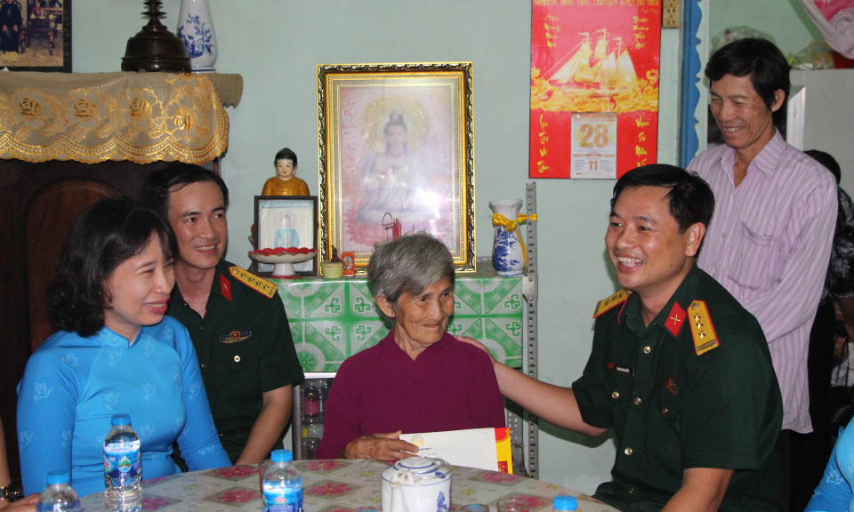 Thủ Thừa: Cục Chính trị Quân khu 7 thăm, tặng quà Mẹ Việt Nam anh hùng