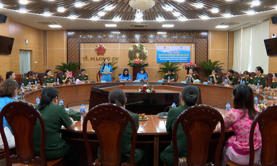Hội Liên hiệp Phụ nữ tỉnh Long An tổ chức giao lưu, tọa đàm, tặng quà hội viên nghèo, trẻ em mồ côi