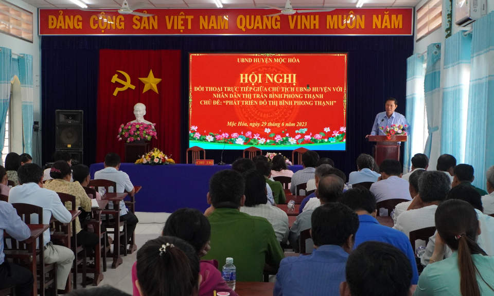 Chủ tịch UBND huyện Mộc Hóa đối thoại với Nhân dân thị trấn Bình Phong Thạnh