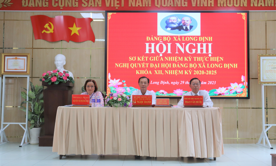 Phó Bí thư Thường trực Huyện ủy Cần Đước dự sơ kết giữa nhiệm kỳ thực hiện Nghị quyết tại Long Định