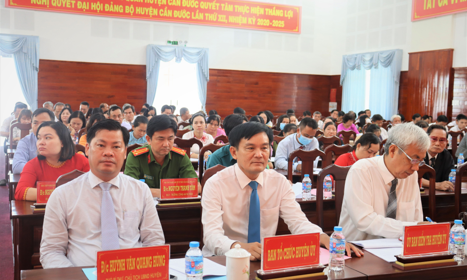 Chủ tịch UBND huyện Cần Đước dự sơ kết giữa nhiệm kỳ thực hiện Nghị quyết của thị trấn Cần Đước