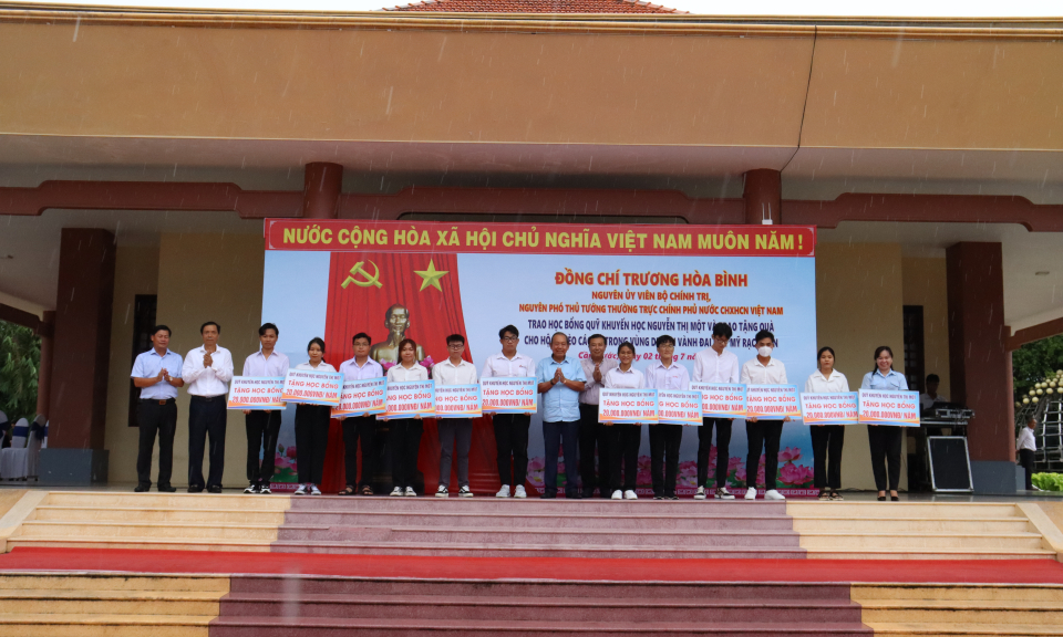 Nguyên Phó Thủ tướng Chính Phủ - Trương Hòa Bình dự lễ trao học bổng Quỹ Khuyến học Nguyễn Thi Một