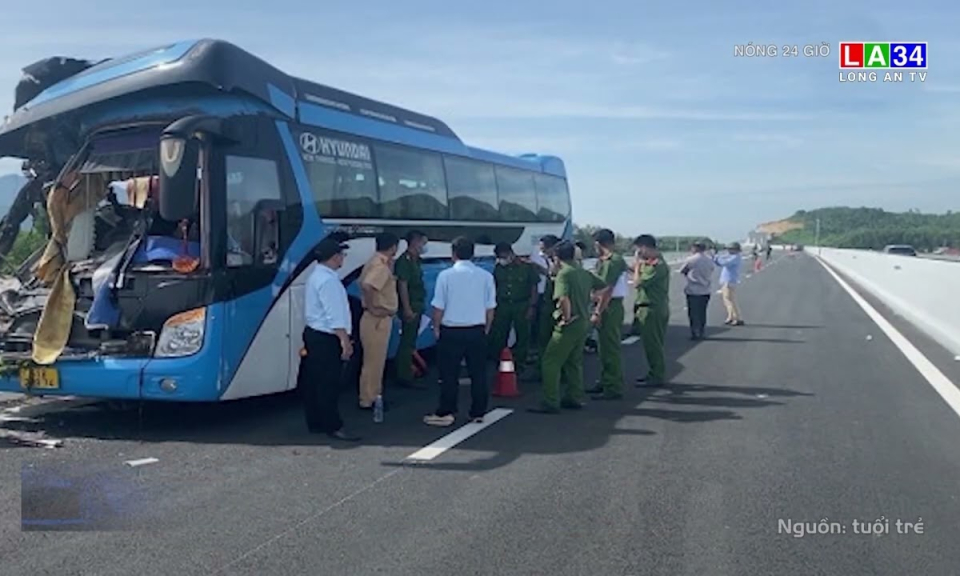 Xót xa xe chở đoàn từ thiện gặp nạn trên cao tốc Nha Trang - Cam Lâm