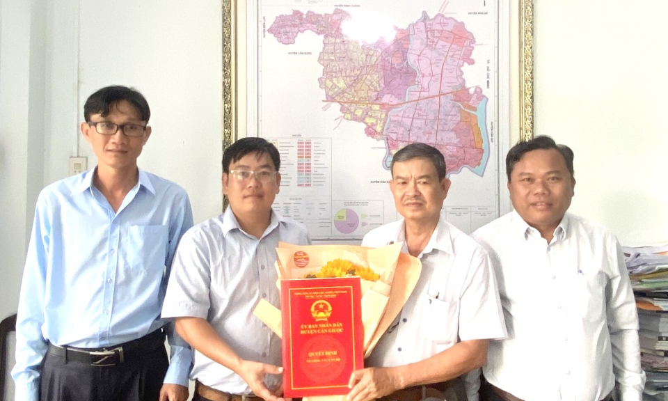 UBND huyện Cần Giuộc công bố Quyết định về công tác cán bộ