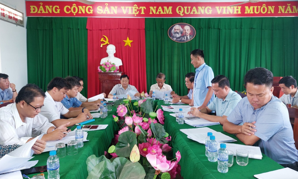  Phó Chủ tịch UBND huyện Tân Hưng làm việc với xã Vĩnh Bửu