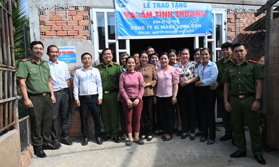 Bến Lức trao "Mái ấm tình thương" cho hội viên phụ nữ