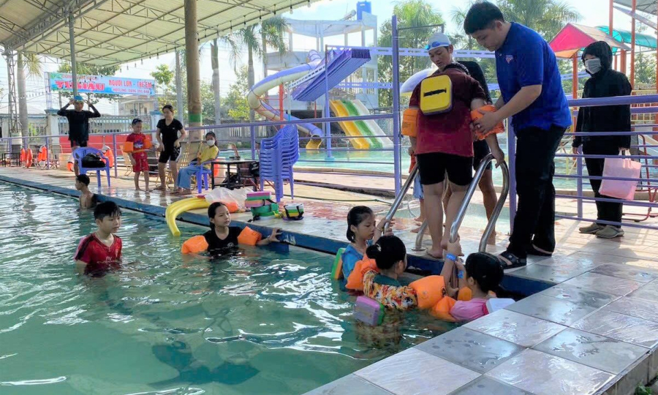 Bến Lức tăng cường công tác phổ cập bơi, chống đuối nước ở trẻ em