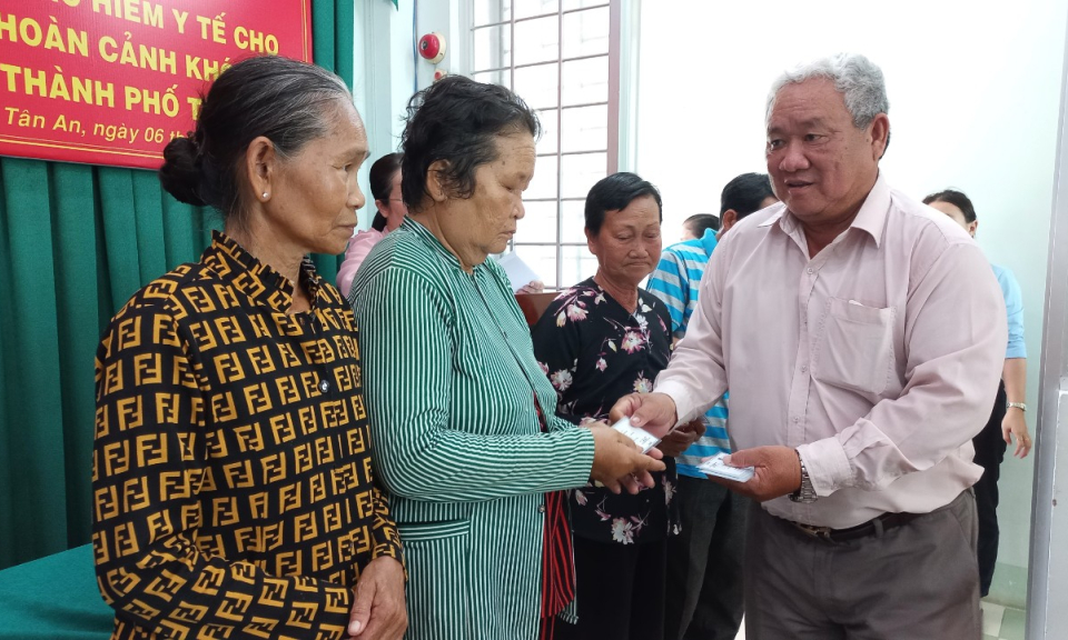 Thành phố Tân An tặng thẻ BHYT cho người dân có hoàn cảnh khó khăn
