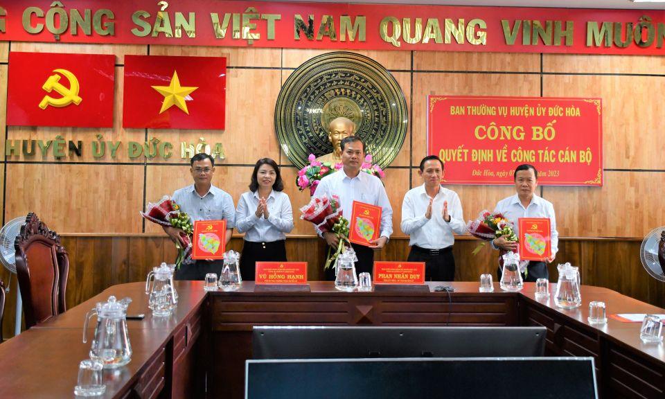 Đức Hòa công bố quyết định về công tác cán bộ