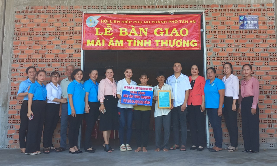 Thành phố Tân An trao nhà “Mái ấm tình thương” cho phụ nữ khó khăn về nhà ở