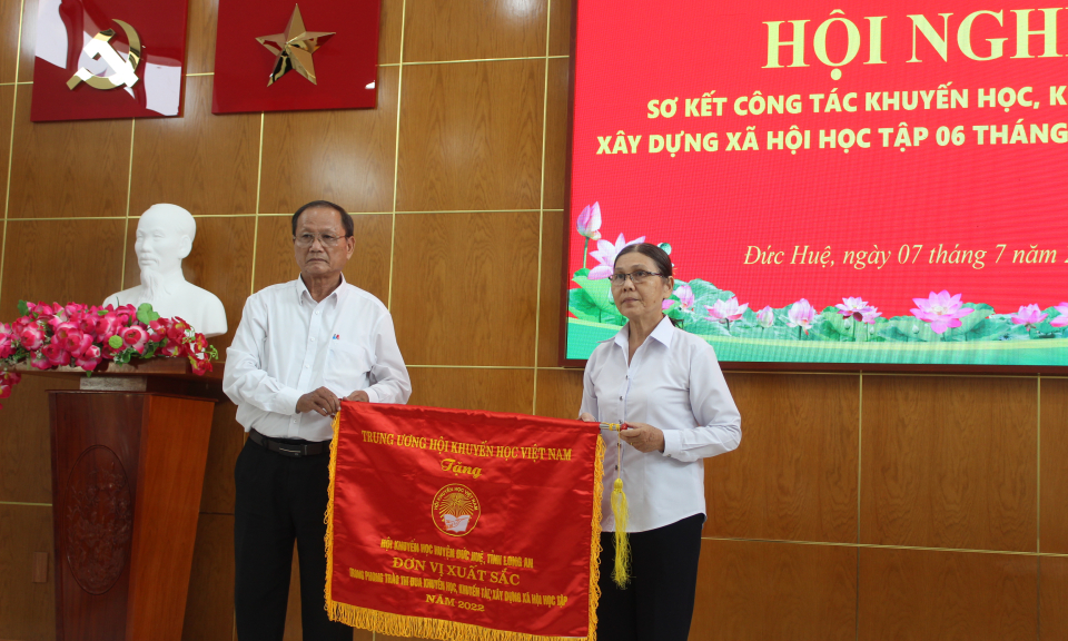 Hội Khuyến học huyện Đức Huệ nhận cờ thi đua xuất sắc của Trung ương Hội Khuyến học Việt Nam