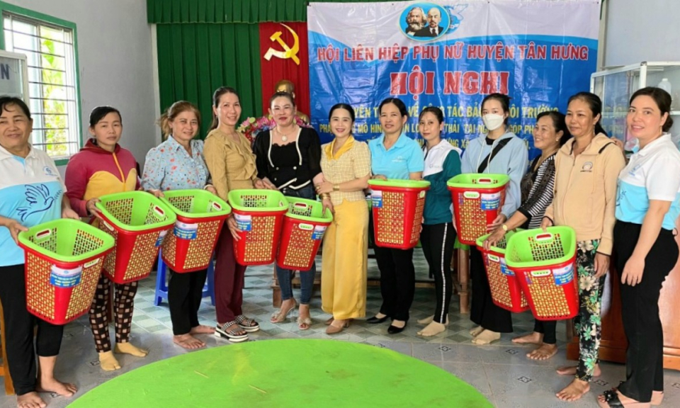 Hội Liên hiệp Phụ nữ huyện Tân Hưng tuyên truyền pháp luật cho hội viên phụ nữ tại xã Thạnh Hưng
