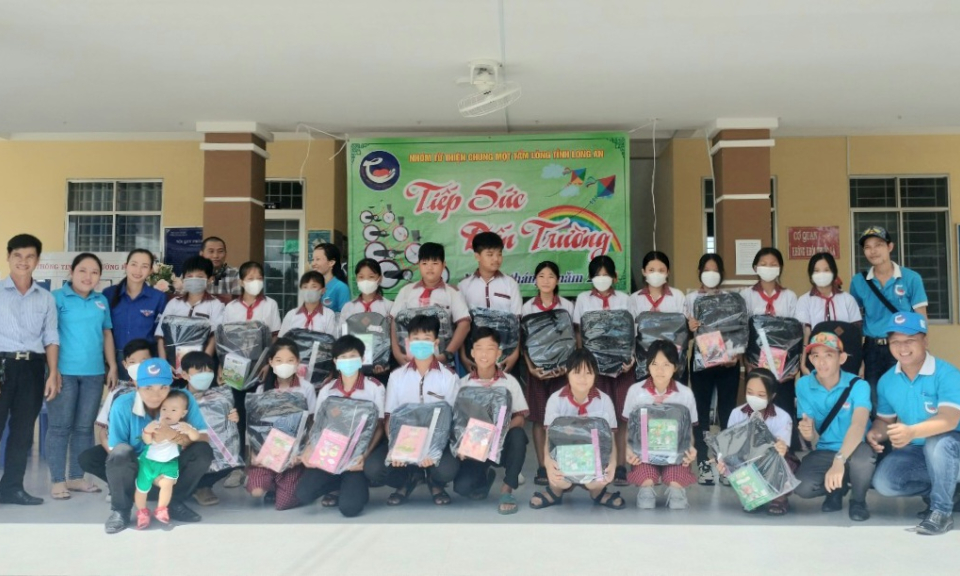 Tặng quà cho học sinh có hoàn cảnh khó khăn tại Tân Hưng 
