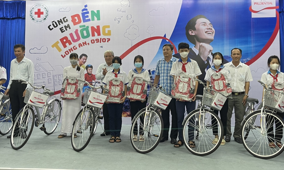 Prudential tặng xe đạp cho học sinh nghèo hiếu học tại Long An