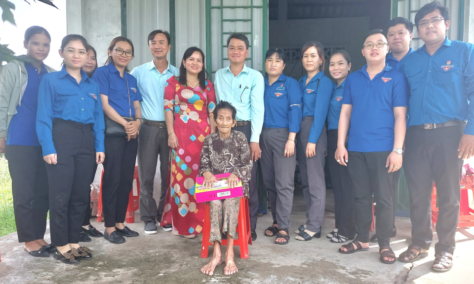 Châu Thành: Xã Vĩnh Công tổ chức thăm, tặng quà cho gia đình chính sách nhân dịp 27/7