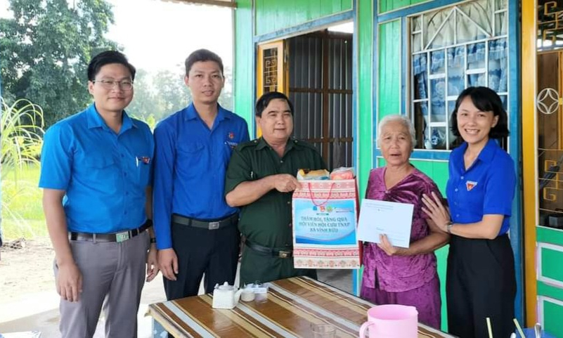 Tuổi trẻ Tân Hưng thăm hỏi, tặng quà hội viên Hội Cựu Thanh niên xung phong