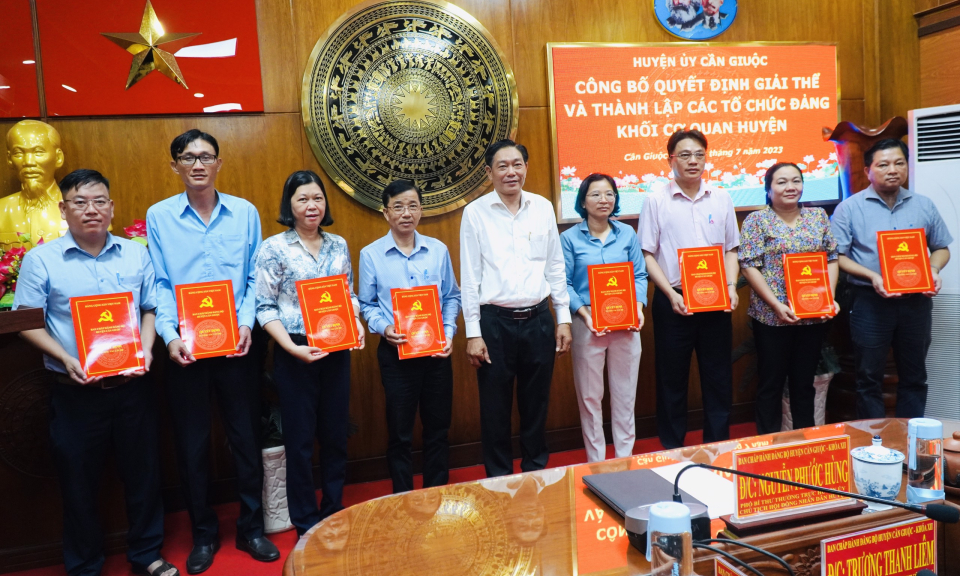 Cần Giuộc công bố quyết định giải thể, thành lập Chi bộ khối cơ quan trực thuộc Huyện ủy