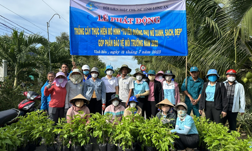 Tân Hưng trồng 700 cây hoa thực hiện mô hình “ Tuyến đường phụ nữ xanh, sạch, đẹp”