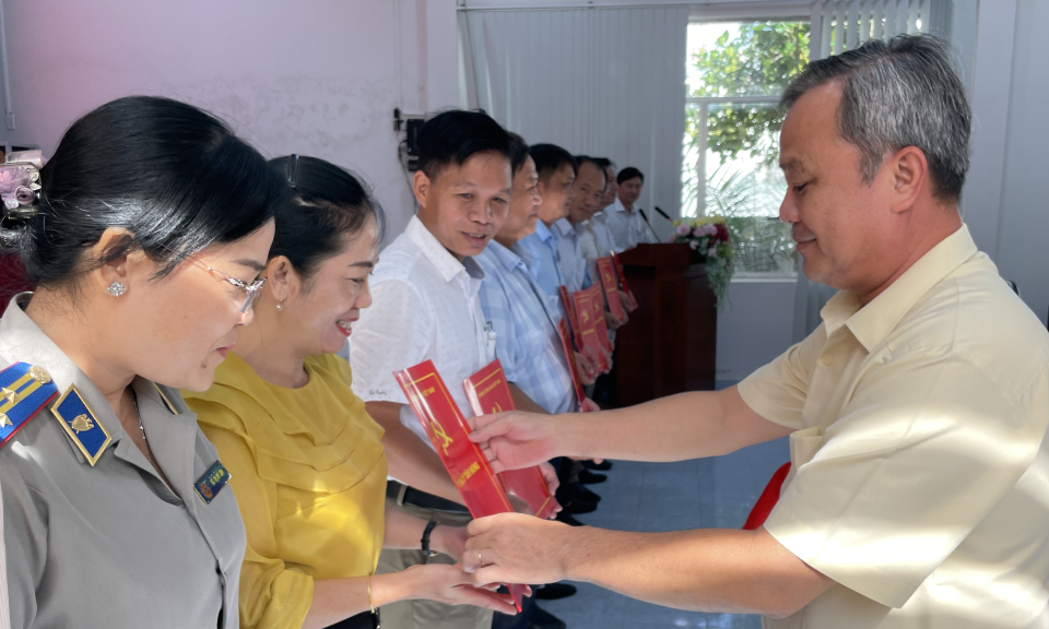 Huyện ủy Tân Hưng công bố Quyết định về việc giải thể và thành lập tổ chức cơ sở đảng