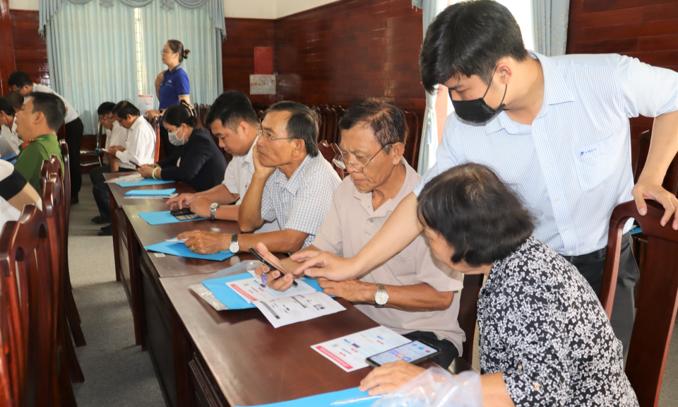 Cần Đước mở đợt cao điểm hướng dẫn người dân cài đặt, sử dụng VNeID, VssID và Long An Số