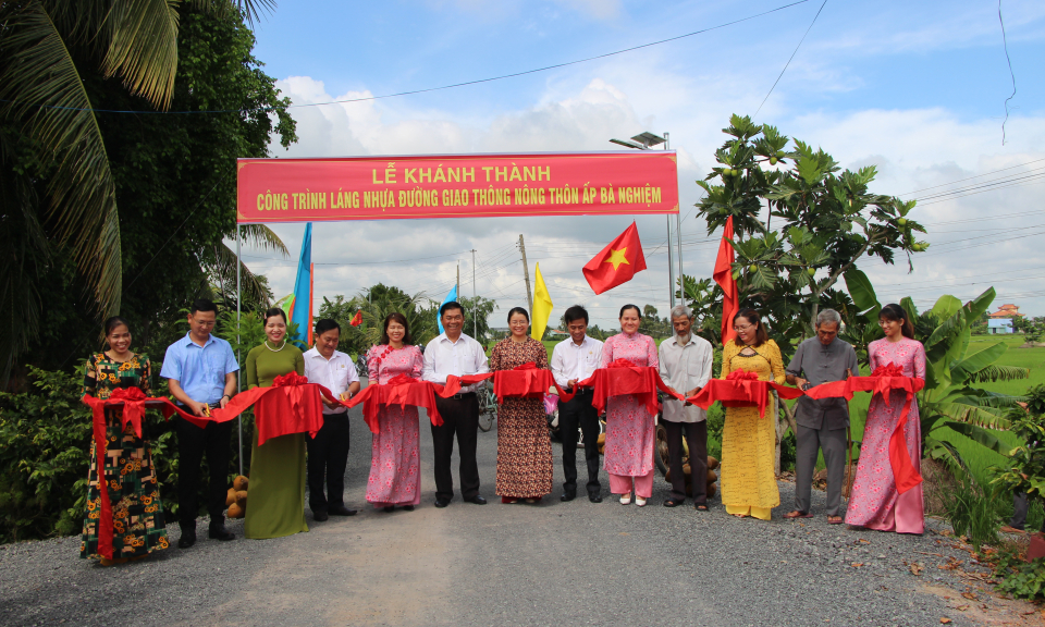 Thủ Thừa láng nhựa đường giao thông nông thôn ấp Bà Nghiệm, xã Mỹ Lạc