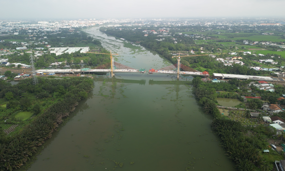 Cầu bắc qua sông Vàm Cỏ Tây (thuộc đường Vành đai TP Tân An) giá trị thực hiện đạt hơn 72%
