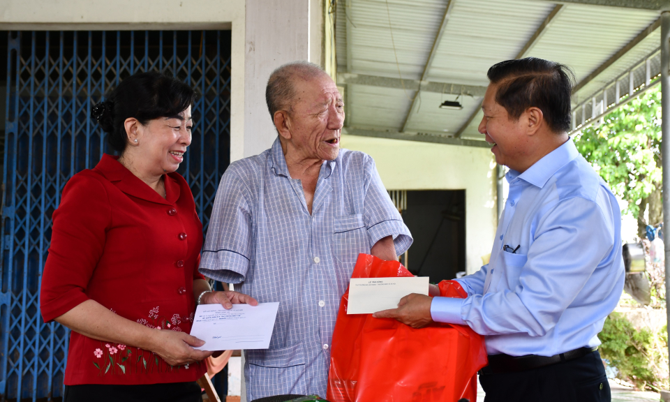 Thứ trưởng Bộ Lao động Thương binh và Xã hội thăm và tặng quà gia đình chính sách huyện Đức Hòa