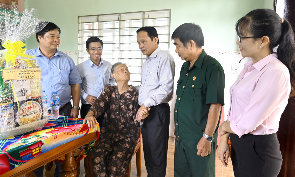 Bến Lức thăm, tặng quà gia đình chính sách