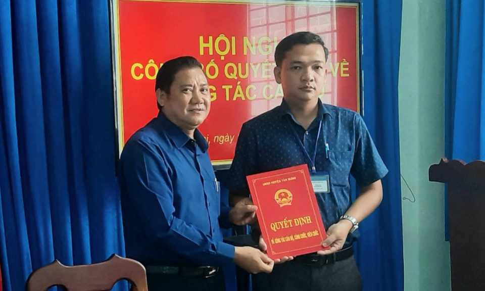 Tân Hưng công bố quyết định Quyền Chủ tịch UBND xã Vĩnh Đại