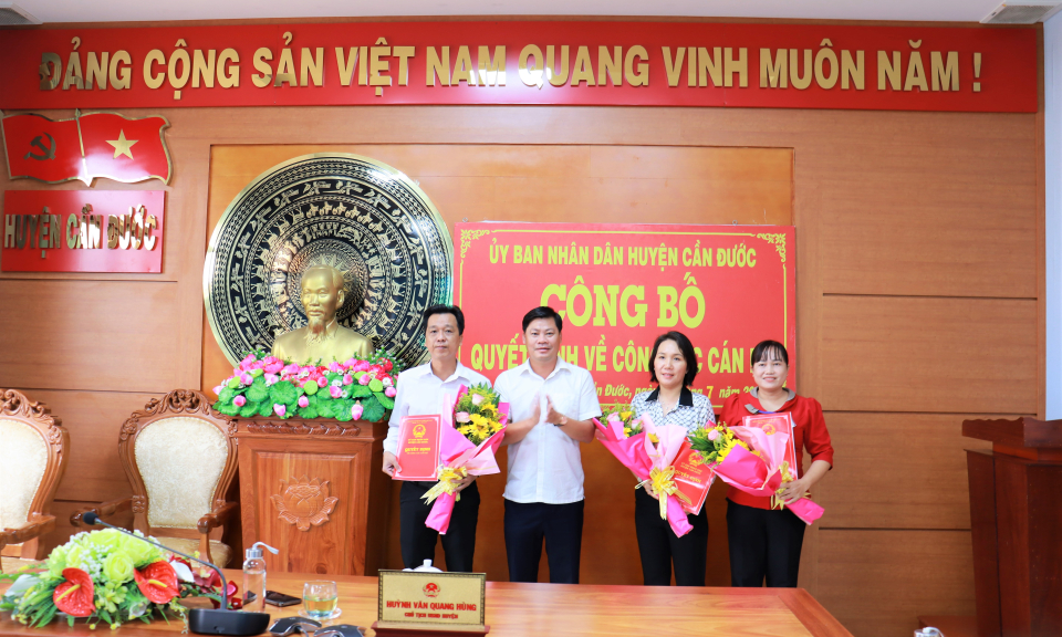 Ủy ban Nhân dân Cần Đước trao quyết định về công tác cán bộ