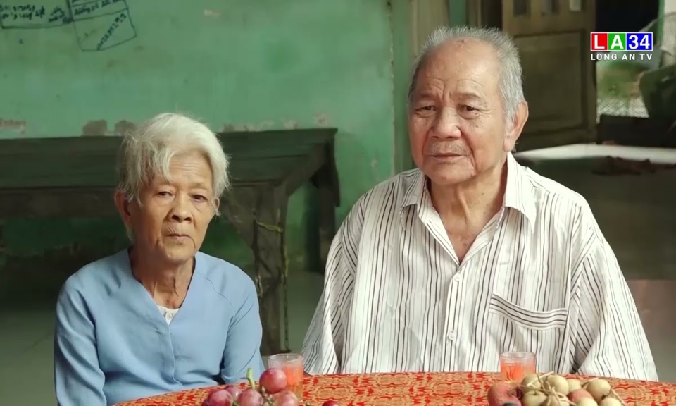 Thứ trưởng Bộ Lao động - Thương binh và Xã hội Lê Tấn Dũng thăm và tặng quà gia đình chính sách