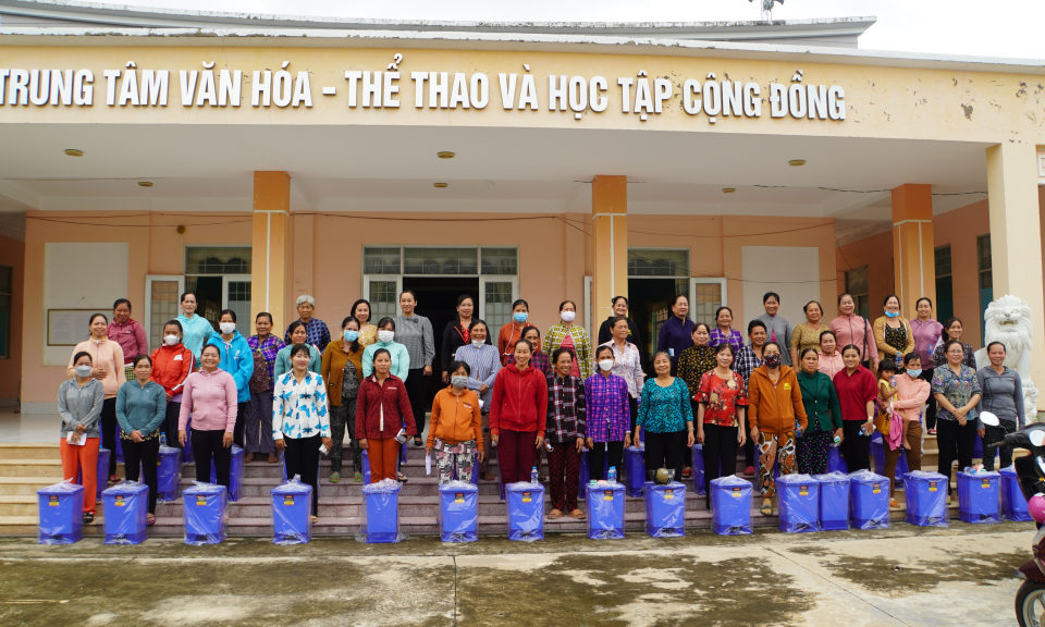 Mộc Hóa tập huấn phân loại rác thải sinh hoạt và kỹ thuật ủ rác thải sinh hoạt thành phân bón hữu cơ