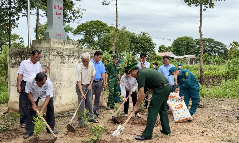Ươm mầm xanh, tạo sắc hoa nơi biên giới huyện Tân Hưng 