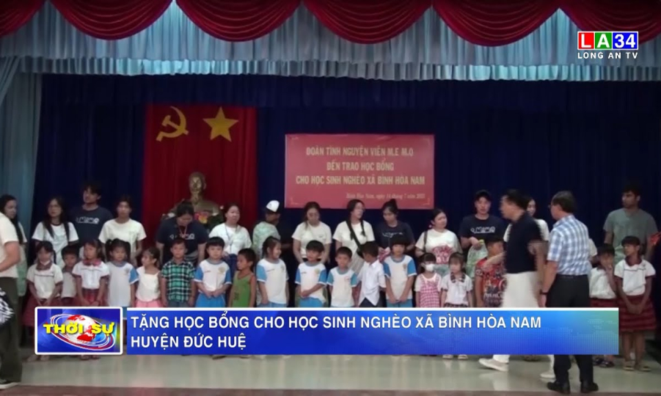 Tặng học bổng cho học sinh nghèo xã Bình Hòa Nam, huyện Đức Huệ