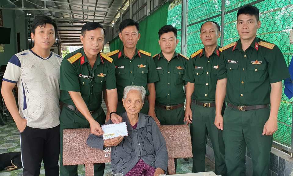  Ban chỉ huy Quân sự huyện Tân Thạnh thăm tặng quà Mẹ Việt Nam anh hùng và thương binh