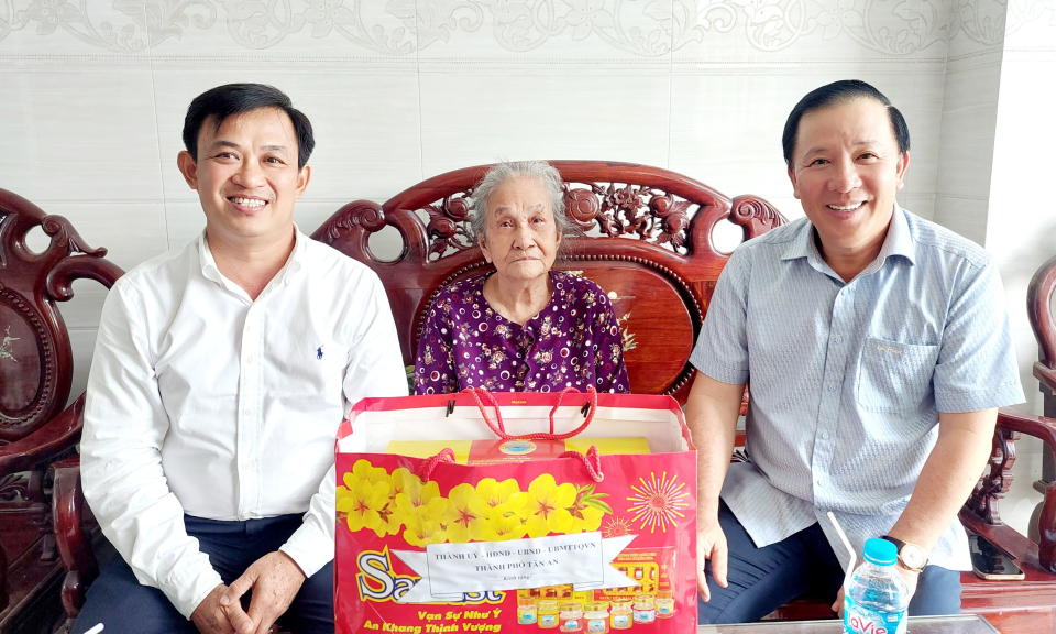 Chủ tịch UBND tỉnh Long An thăm tặng quà Mẹ Việt Nam anh hùng và thương binh nặng