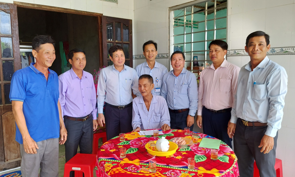 Phó Chủ tịch Thường trực HĐND tỉnh - Mai Văn Nhiều tặng quà gia đình chính sách tại Thạnh Hóa