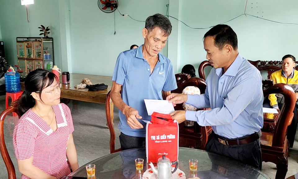  Lãnh đạo thị xã Kiến Tường thăm các gia đình chính sách nhân dịp 27/7