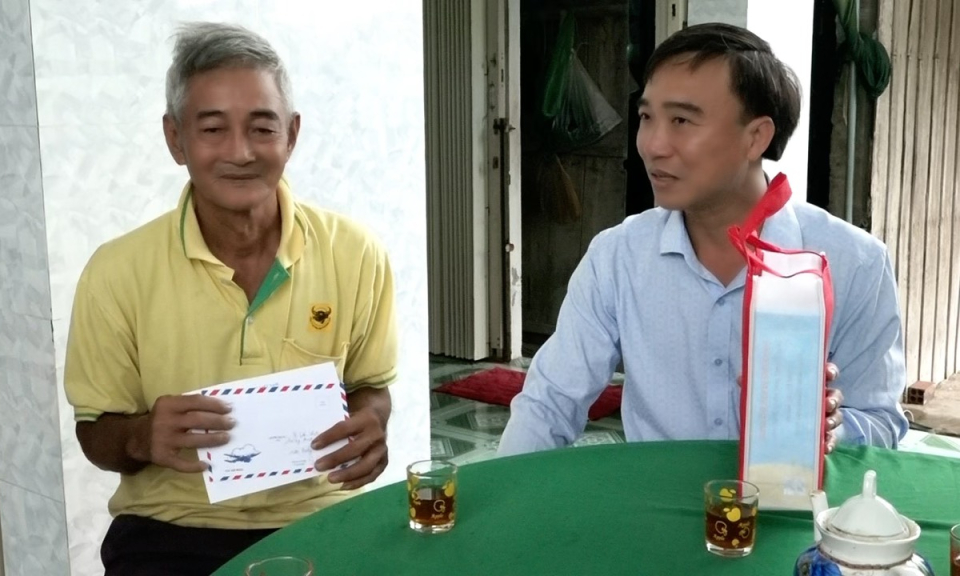  Lãnh đạo Thị uỷ Kiến Tường thăm và tặng quà gia đình chính sách nhân ngày 27/7