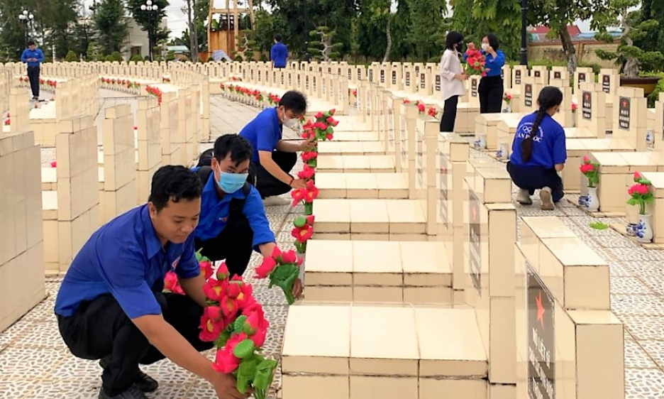 Tuổi trẻ Cần Đước thực hiện công trình Ngàn hoa dâng mộ liệt sĩ