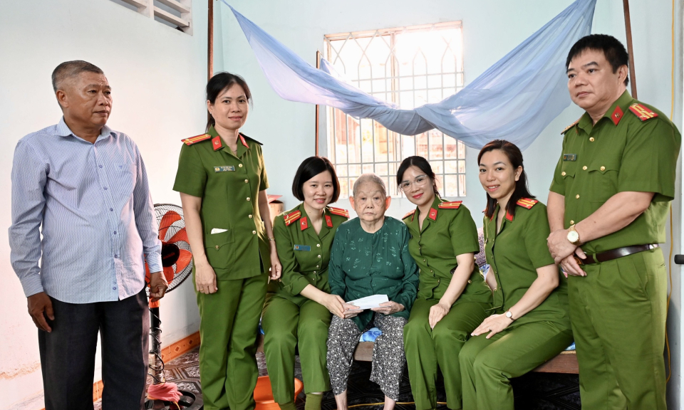 Bến Lức: Cục C04 thăm, tặng quà tri ân Mẹ Việt Nam anh hùng Nguyễn Thị Dữ