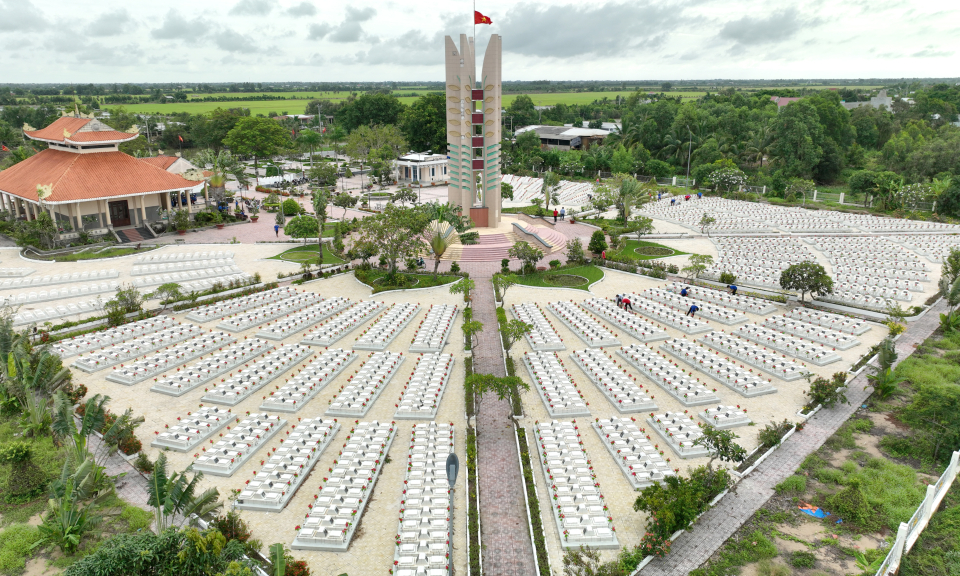 Tân Thạnh dâng hoa tưởng nhớ nhân kỷ niệm 76 năm ngày Thương binh - Liệt sĩ