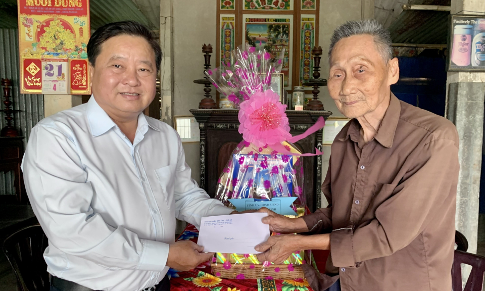 Chủ nhiệm Ủy ban Kiểm tra Tỉnh ủy thăm, tặng quà các thương binh huyện Châu Thành