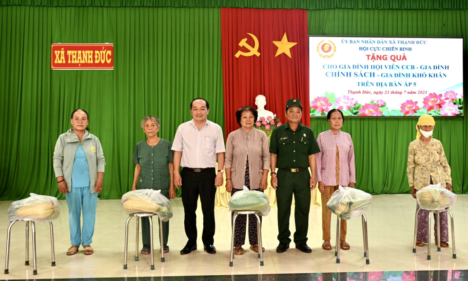 Bến Lức tặng quà cho Hội viên cựu chiến binh, gia đình chính sách khó khăn