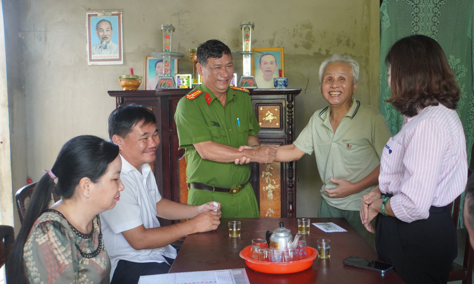 Phó Bí thư Thường trực Huyện ủy Mộc Hóa thăm, tặng quà gia đình chính sách