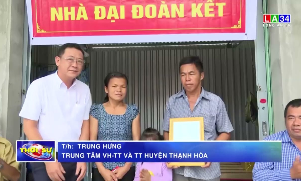 Trao tặng nhà Đại đoàn kết tại Thạnh Hóa 